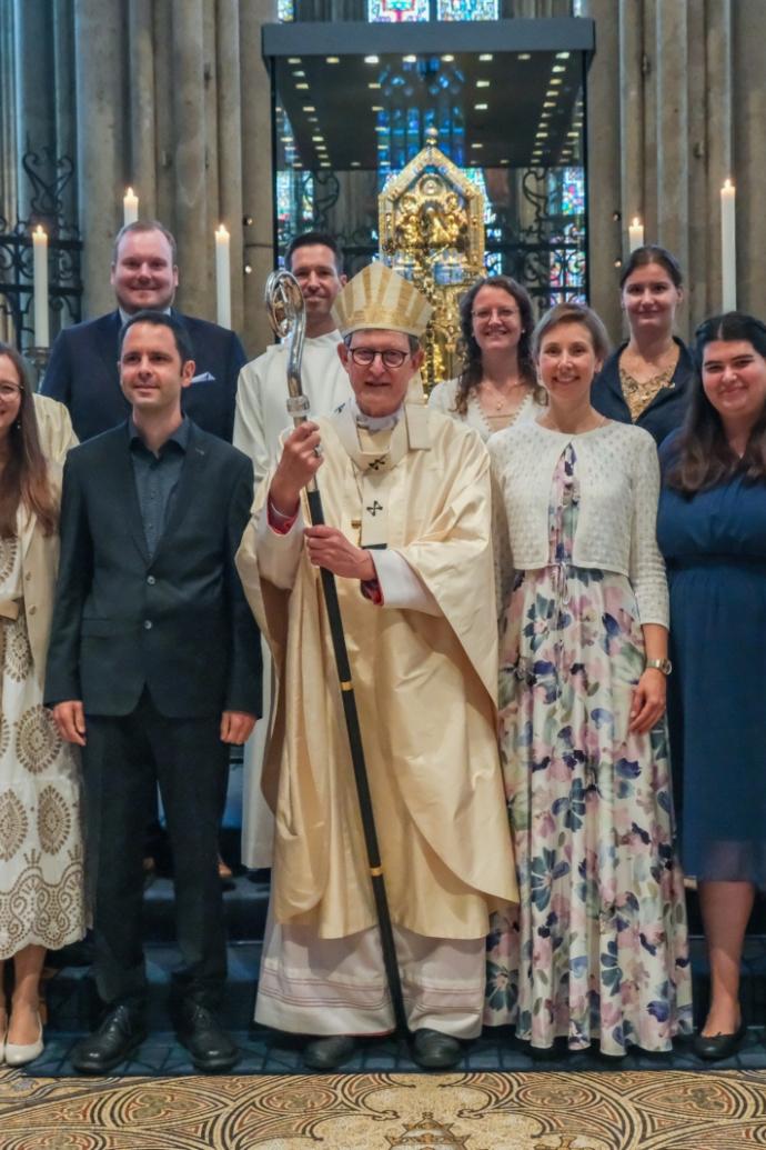 Ein Foto mit Kardinal Woelki und der Gruppe der neuen Gemeindereferenten und Pastoralreferenten.