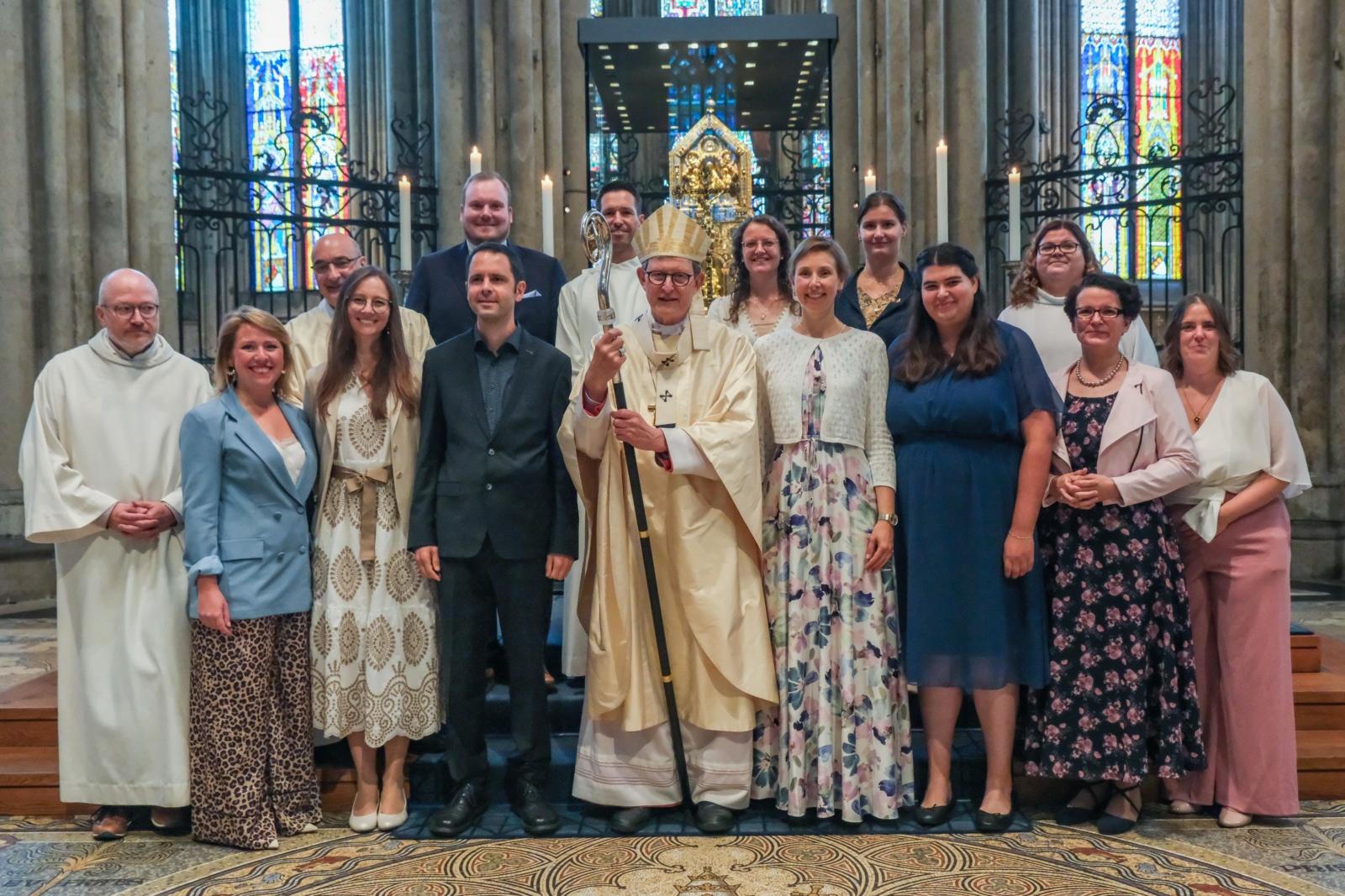 Ein Foto mit Kardinal Woelki und der Gruppe der neuen Gemeindereferenten und Pastoralreferenten.